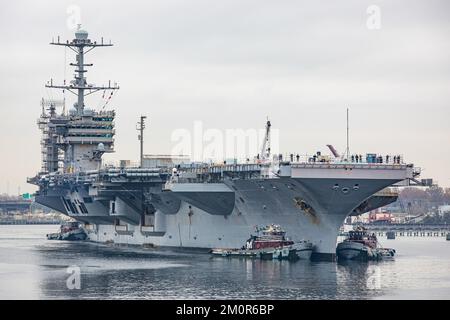 Norfolk Naval Shipyard (NNSY) ha accolto la USS Harry S. Truman (CVN 75) il 7 dicembre in anticipo rispetto alla sua disponibilità incrementale programmata. Foto Stock