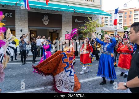 Sfilata in roaming a Medina Centrale, il Pearl District Doha, Qatar. Foto Stock