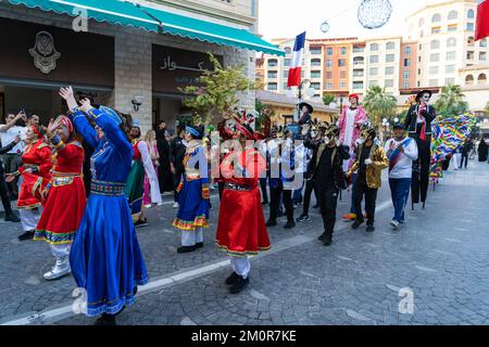 Sfilata in roaming a Medina Centrale, il Pearl District Doha, Qatar. Foto Stock