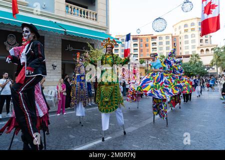 Sfilata in roaming a Medina Centrale, il Pearl District Doha, Qatar. Foto Stock