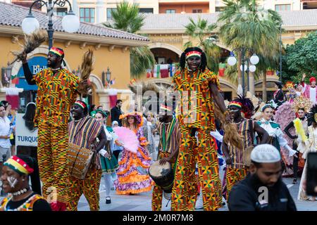 Sfilata in roaming a Medina Centrale, il Pearl District Doha, Qatar. Foto Stock