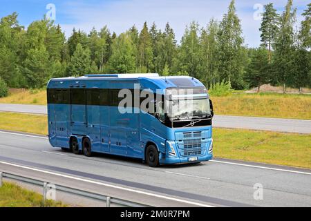 Camion Blue Volvo FH per il trasporto di cavalli a velocità su autostrada in un giorno d'estate. Salo, Finlandia. Luglio 29, 2022. Foto Stock