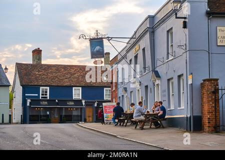 Persone che bevono fuori dal pub Swan di Thaxted Foto Stock