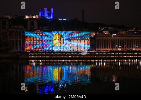 Colline de Fourviere ospita uno spettacolo di luci durante il Fete des Lumieres (Festival delle luci) 2022 a Lione, in Francia, il 7 dicembre 2022. Foto di Julien Reynaud/APS-Medias/ABACAPRESS.COM Foto Stock