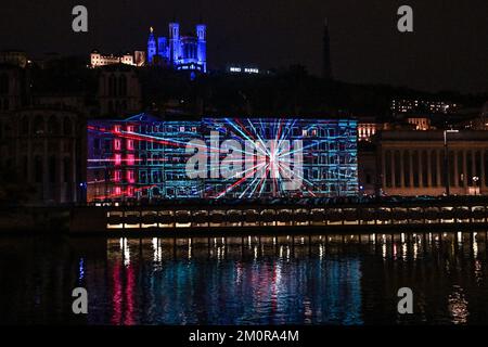 Colline de Fourviere ospita uno spettacolo di luci durante il Fete des Lumieres (Festival delle luci) 2022 a Lione, in Francia, il 7 dicembre 2022. Foto di Julien Reynaud/APS-Medias/ABACAPRESS.COM Foto Stock