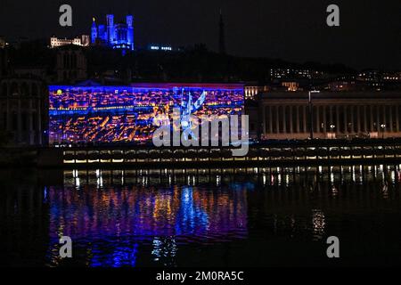 Colline de Fourviere ospita uno spettacolo di luci durante il Fete des Lumieres (Festival delle luci) 2022 a Lione, in Francia, il 7 dicembre 2022. Foto di Julien Reynaud/APS-Medias/ABACAPRESS.COM Foto Stock