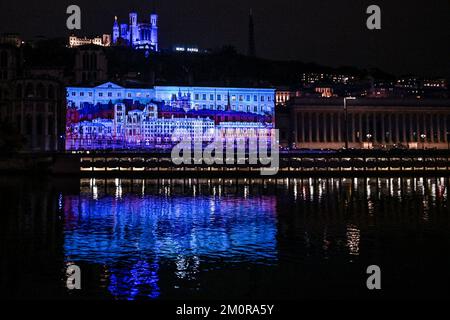 Colline de Fourviere ospita uno spettacolo di luci durante il Fete des Lumieres (Festival delle luci) 2022 a Lione, in Francia, il 7 dicembre 2022. Foto di Julien Reynaud/APS-Medias/ABACAPRESS.COM Foto Stock