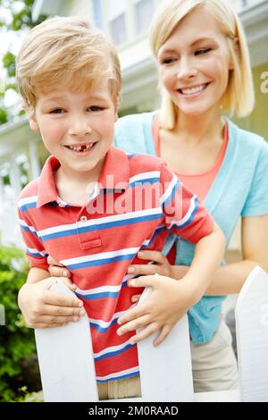 HES cresce così velocemente. Carino bambino che passa il tempo con la mamma. Foto Stock