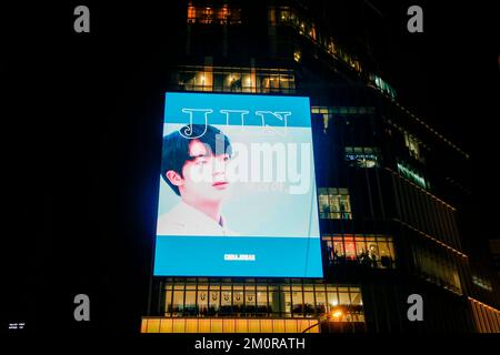 Compleanno di BTS Jin, 4 dicembre 2022 : Una scheda pubblicitaria a LED organizzata dai fan di Jin, membro di BTS, per celebrare il compleanno dell'idolo, viene visualizzata in un grande magazzino nel centro di Seoul, Corea del Sud. BTS Kim Seok-Jin aka Jin ha girato 30:00 la domenica 4 dicembre. Credit: Lee Jae-won/AFLO/Alamy Live News Foto Stock