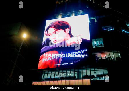 Compleanno di BTS Jin, 4 dicembre 2022 : Una scheda pubblicitaria a LED organizzata dai fan di Jin, membro di BTS, per celebrare il compleanno dell'idolo, viene visualizzata in un grande magazzino nel centro di Seoul, Corea del Sud. BTS Kim Seok-Jin aka Jin ha girato 30:00 la domenica 4 dicembre. Credit: Lee Jae-won/AFLO/Alamy Live News Foto Stock