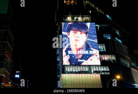 Compleanno di BTS Jin, 4 dicembre 2022 : Una scheda pubblicitaria a LED organizzata dai fan di Jin, membro di BTS, per celebrare il compleanno dell'idolo, viene visualizzata in un grande magazzino nel centro di Seoul, Corea del Sud. BTS Kim Seok-Jin aka Jin ha girato 30:00 la domenica 4 dicembre. Credit: Lee Jae-won/AFLO/Alamy Live News Foto Stock