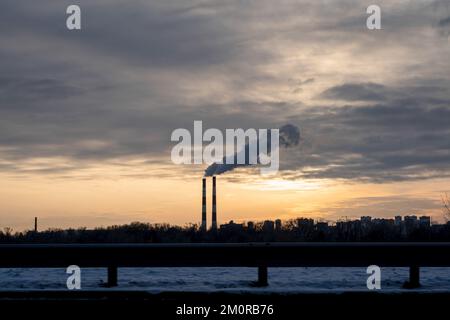 Kiev, Ucraina. 01st Dec, 2022. Due camini sono stati visti emettendo fumo a Kyiv. I residenti di Kyiv non solo devono combattere per il freddo quest'inverno, ma stanno anche lottando per una costante interruzione dell'elettricità a causa dell'attacco russo alla rete elettrica. Credit: SOPA Images Limited/Alamy Live News Foto Stock