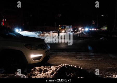 Kiev, Ucraina. 01st Dec, 2022. Un pedone è stato visto attraversando la strada senza luce stradale. I residenti di Kyiv non solo devono combattere per il freddo quest'inverno, ma stanno anche lottando per una costante interruzione dell'elettricità a causa dell'attacco russo alla rete elettrica. Credit: SOPA Images Limited/Alamy Live News Foto Stock