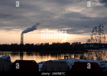 Kiev, Ucraina. 01st Dec, 2022. Due camini sono stati visti emettendo fumo a Kyiv. I residenti di Kyiv non solo devono combattere per il freddo quest'inverno, ma stanno anche lottando per una costante interruzione dell'elettricità a causa dell'attacco russo alla rete elettrica. Credit: SOPA Images Limited/Alamy Live News Foto Stock