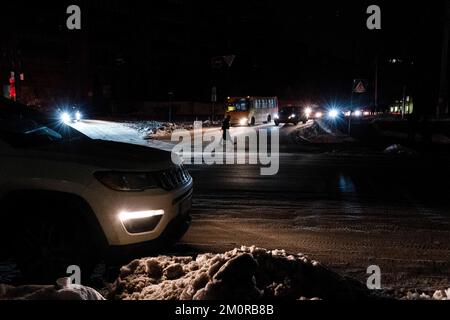 Kiev, Ucraina. 01st Dec, 2022. Un pedone è stato visto attraversando la strada senza luce stradale. I residenti di Kyiv non solo devono combattere per il freddo quest'inverno, ma stanno anche lottando per una costante interruzione dell'elettricità a causa dell'attacco russo alla rete elettrica. (Foto di Ashley Chan/SOPA Images/Sipa USA) Credit: Sipa USA/Alamy Live News Foto Stock