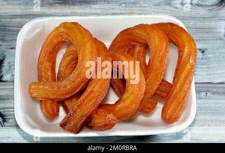 Turco Churros, cibo di strada molto popolare o dessert di strada in Turchia, Halka Tatlisi dessert circolare fritto in olio e zuccherato con sciroppo di miele, s Foto Stock