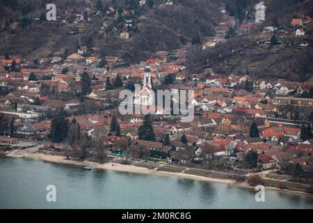 Nagymaros - Porto di Visegrad e skyline della città sul Danubio, Ungheria Foto Stock