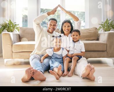 Le parole cant persino descrivono quanto amo queste persone. una giovane coppia che assicura che la loro casa di famiglia è coperta. Foto Stock