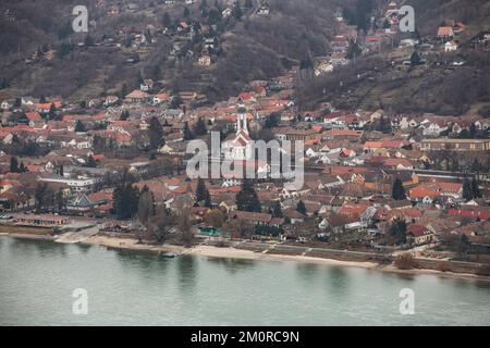 Nagymaros - Porto di Visegrad e skyline della città sul Danubio, Ungheria Foto Stock