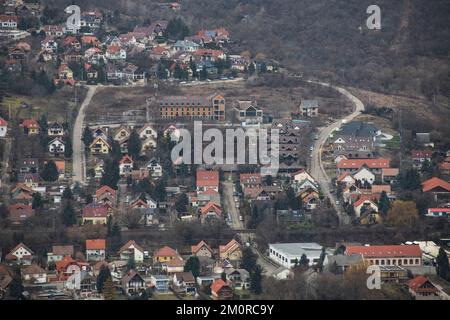 Nagymaros - Porto di Visegrad e skyline della città sul Danubio, Ungheria Foto Stock