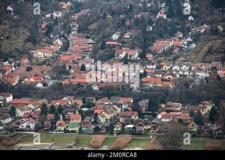 Nagymaros - Porto di Visegrad e skyline della città sul Danubio, Ungheria Foto Stock