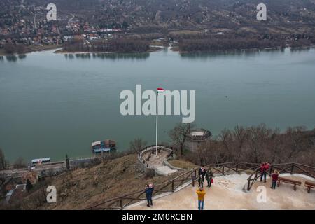 Visegrad e Nagymaros, su entrambi i lati del Danubio, con la bandiera ungherese sul fronte. Ungheria Foto Stock