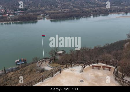 Visegrad e Nagymaros, su entrambi i lati del Danubio, con la bandiera ungherese sul fronte. Ungheria Foto Stock