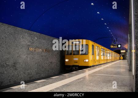 Berlino, Germania. 08th Dec, 2022. Un treno della metropolitana entra nella stazione Museumsinsel. Credit: Paul Zinken/dpa/Alamy Live News Foto Stock