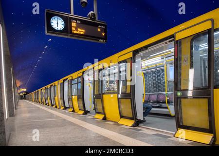 Berlino, Germania. 08th Dec, 2022. Un treno della metropolitana attende alla stazione Museumsinsel per il suo viaggio in avanti. Credit: Paul Zinken/dpa/Alamy Live News Foto Stock