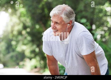Non importa quanto dura ottiene, non posso dare in su. un uomo maturo che cattura il respiro mentre si esercita all'aperto. Foto Stock