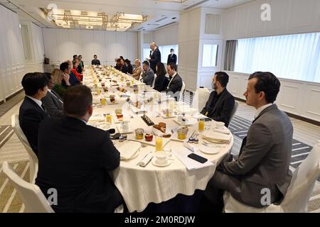 FEBBRAIO-VBO il presidente Bart De Smet ha illustrato durante un incontro di prima colazione con i dirigenti aziendali belgi a Osaka, durante la Missione economica belga in Giappone, giovedì 08 dicembre 2022. Una delegazione con la Principessa e vari Ministri visiterà Tokyo, Nagoya, Osaka e Kyoto. FOTO DI BELGA ERIC LALMAND Foto Stock