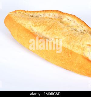 Pane fresco cotto nutriente e dorato isolato su sfondo bianco Foto Stock