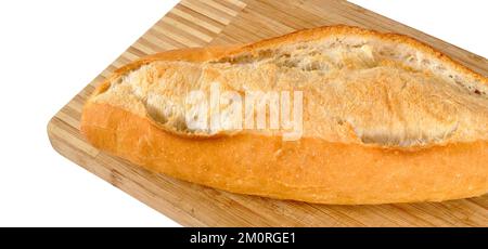Pane fresco, nutriente e dorato, su un tagliere di bambù Foto Stock