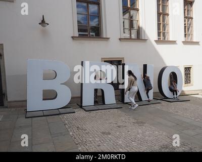 BRNO, REPUBBLICA CECA - CIRCA SETTEMBRE 2022: Persone a Brno segno città Foto Stock