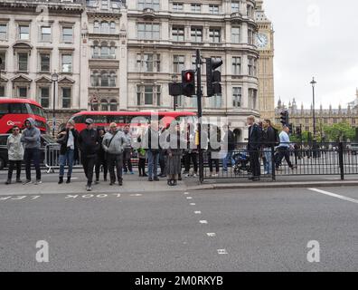 LONDRA, Regno Unito - CIRCA OTTOBRE 2022: Persone nel centro di Londra Foto Stock