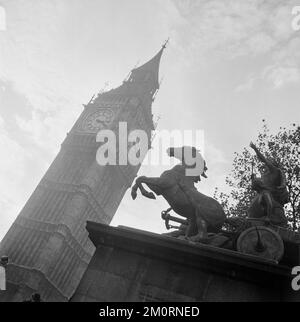 Willem van de poll - la torre dell'orologio della Casa del Parlamento (Big ben) con la statua della regina Baodicea in primo piano Foto Stock