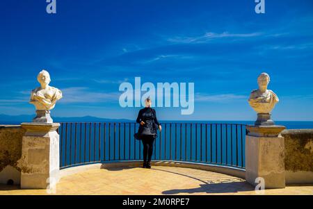 Aprile 22- 2022 bella donna in posa a Ravello Italia con sole luminoso e cielo blu Foto Stock