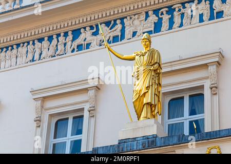 Statua dorata di Athena di E. H. Baily sull'edificio neoclassico dell'Athenaeum Club, Piccadilly, Londra, Regno Unito Foto Stock