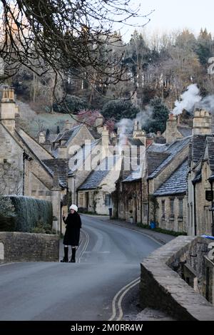 Castle Combe, Wiltshire, Regno Unito. 8th Dec, 2022. Una gelida mattinata invernale nel villaggio storico di Castello Combe. Situato in una valle nella parte meridionale dei Cotswolds i cottage di questo villaggio per antonomasia inglese catturano il gelo. Il villaggio è stato utilizzato come location per molti film come War Horse, Stardust e Dr Dolittle. Credit: JMF News/Alamy Live News Foto Stock