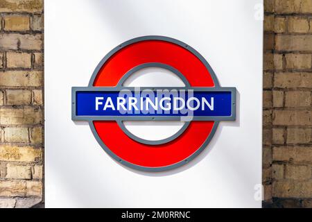 Cartello con il logo della metropolitana di Farringdon sulla piattaforma della stazione, Londra, Regno Unito Foto Stock