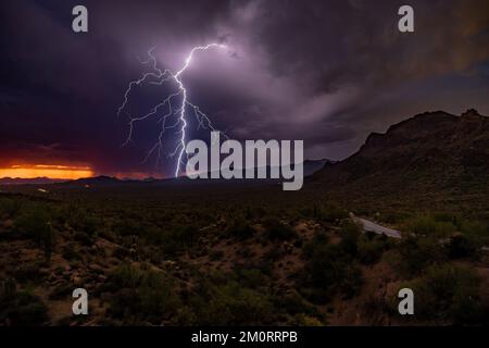 Spettacolo di fulmini durante una stagione monsone Foto Stock