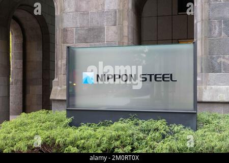 Il logo della società Nippon Steel presso la sede centrale di Marunouchi, Tokyo, il 25 novembre 2022. Foto Stock