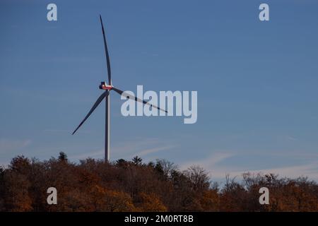 Turbine eoliche per energie rinnovabili in piedi nella foresta in autunno Foto Stock