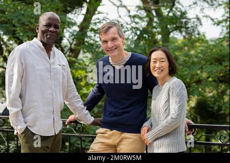 Portrait of diverse group of middle age friends getting together at public park Foto Stock