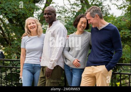 Gruppi diversi di coppie che si divertono all'aperto nel parco pubblico Foto Stock