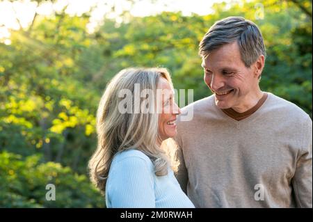 Ritratto di una felice coppia di mezza età che si diverte all'aperto Foto Stock