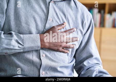 Primo piano di un uomo afro-americano con la mano sul petto Foto Stock