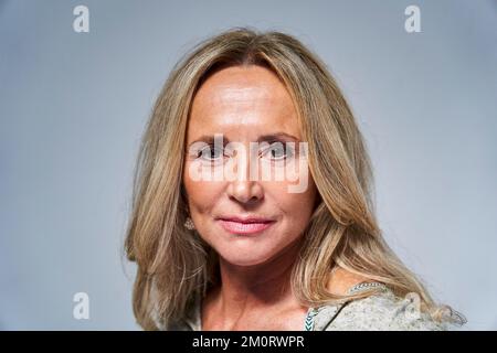 Donna bionda adulta sicura di sé che guarda la fotocamera Foto Stock
