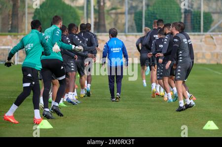 L'allenatore fisico di Charleroi, Frederic Renotte, e i giocatori di Charleroi, hanno illustrato durante una sessione di allenamento presso il campo di allenamento invernale della squadra di calcio belga di prima divisione Sporting Charleroi a Colakli, Turchia, mercoledì 07 dicembre 2022. Sporting Charleroi è in scena dal 3 al 10 dicembre. BELGA PHOTO VIRGINIE LEFOUR Foto Stock