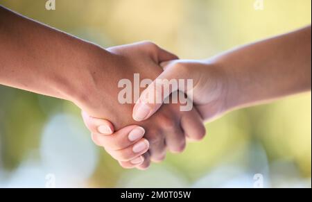 Stretta di mano, sostegno e mani per il sostegno in sport, fitness e esercizio nel parco all'aperto. Lavoro di squadra, collaborazione e donne che si stringono le mani per Foto Stock